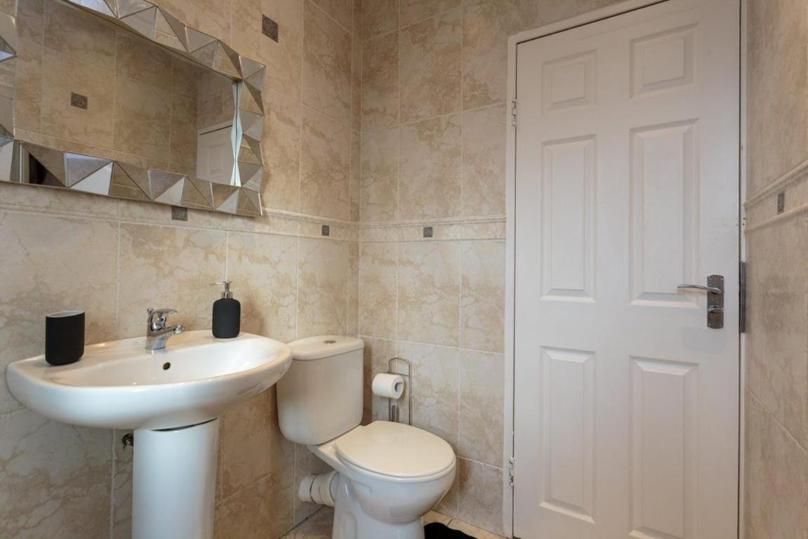 Gorgeous 3-Bed Flat, 15 Minutes To City Centre Edinburg Exteriör bild